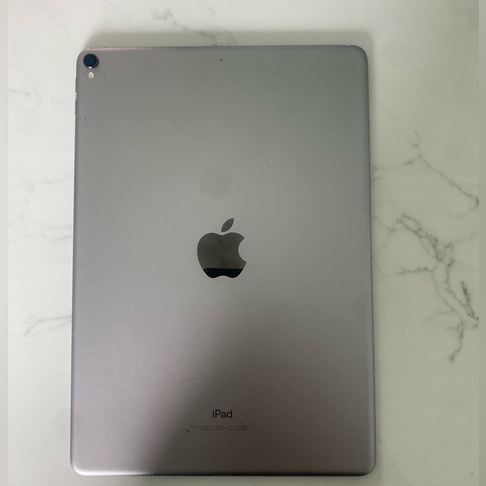 2017 iPad Pro 10.5 with QWERTY keyboard case. - Picture 2 of 13